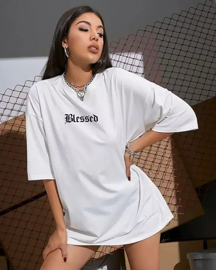 біла максі-футболка з написом як міні-сукня, літній streetwear образ