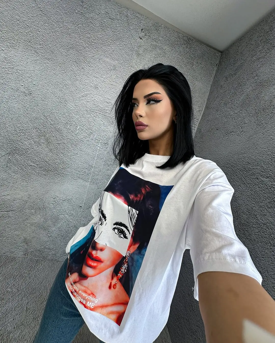 біла oversize футболка з фотопринтом і джинси, повсякденний літній образ