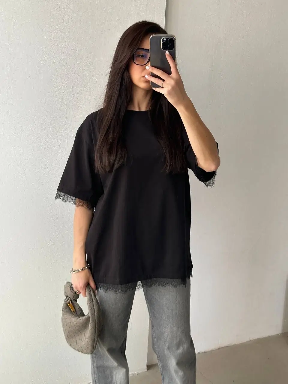 чорна oversize футболка з мереживним краєм і сірі джинси