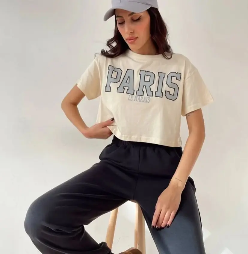 кремова cropped-футболка PARIS і чорні джогери, спортивний літній образ