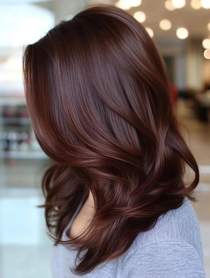 Насичений шоколадно-каштановий колір волосся з теплим підсвіченням і глянцем