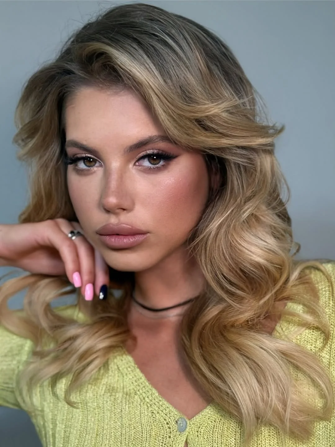 М'які хвилі на блонді об'ємні м'які хвилі на теплому блонді з бічним проділом