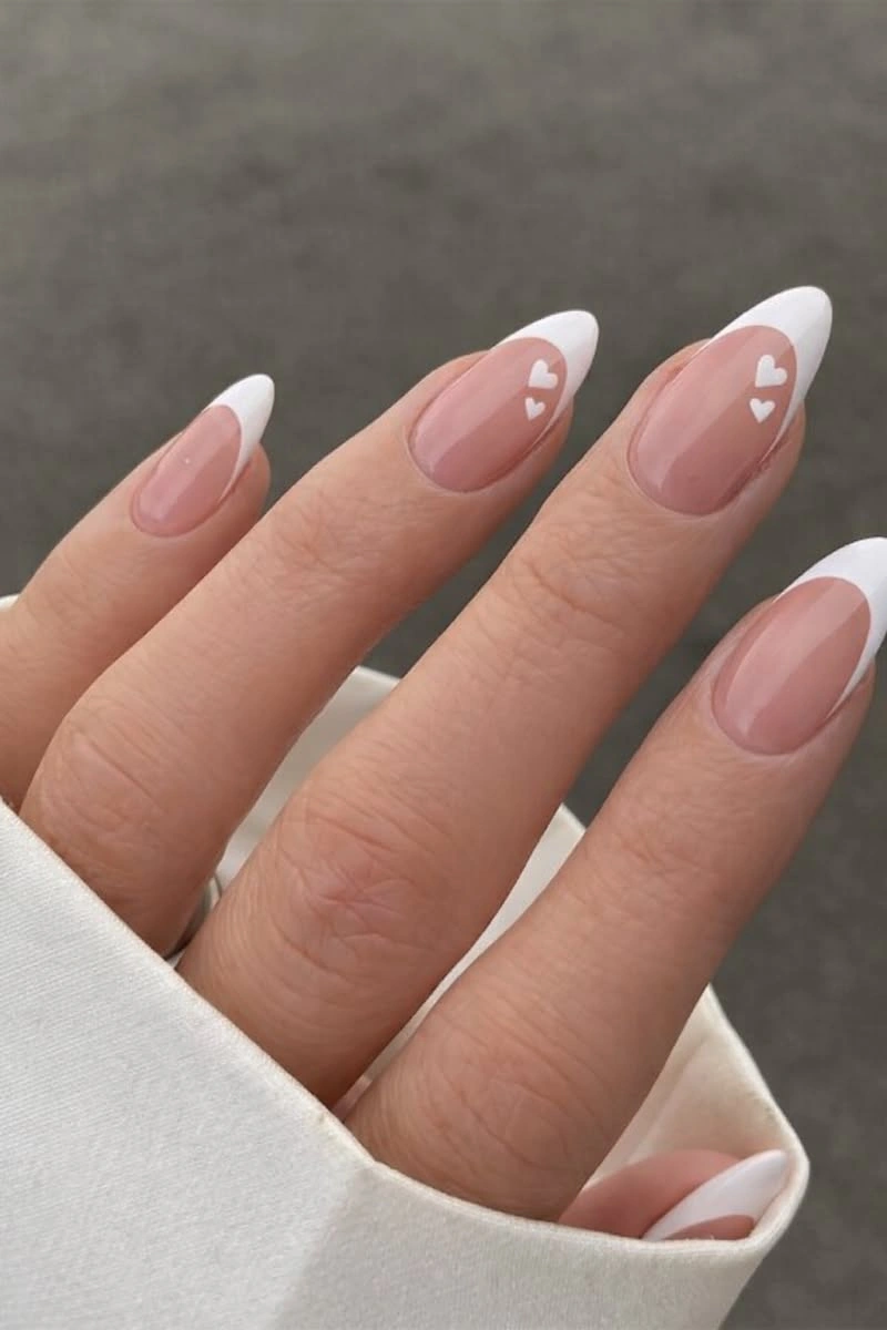 Прозорий френч на довгому мигдалі з крихітними білими сердечками