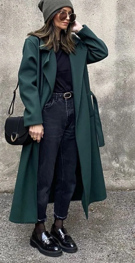 Темно-зелений плащ і чорний total look темно-зелений довгий плащ халатного крою з чорним джемпером, джинсами та лоферами