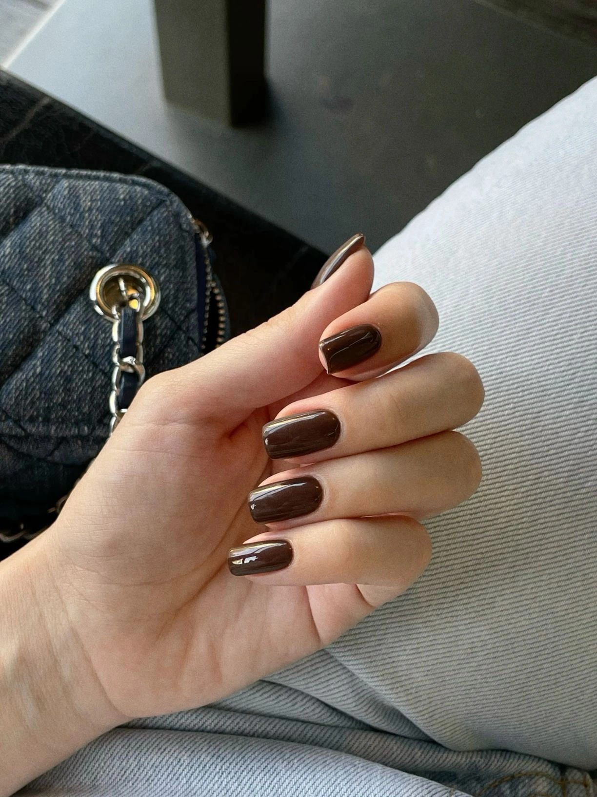 темный холодный коричневый маникюр цвета эспрессо на коротких квадратных ногтях